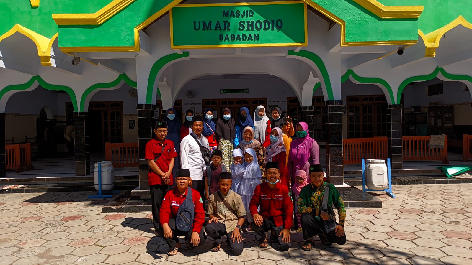 Berpose di depan masjid Umar Shodiq, Babadan