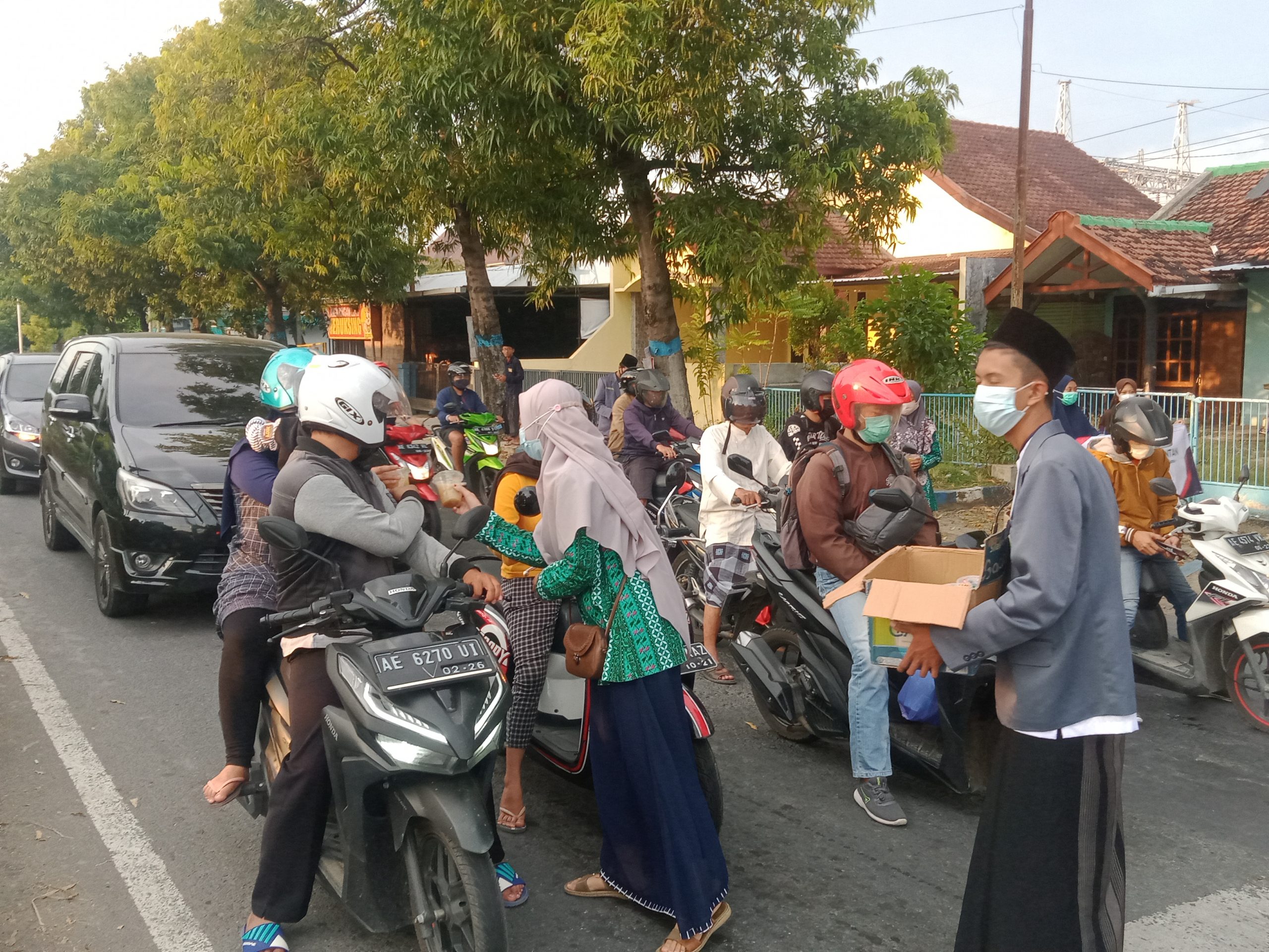 IPNU-IPPNU Ranting Tonatan saat membagikan takjil di perempatan Jeruksing