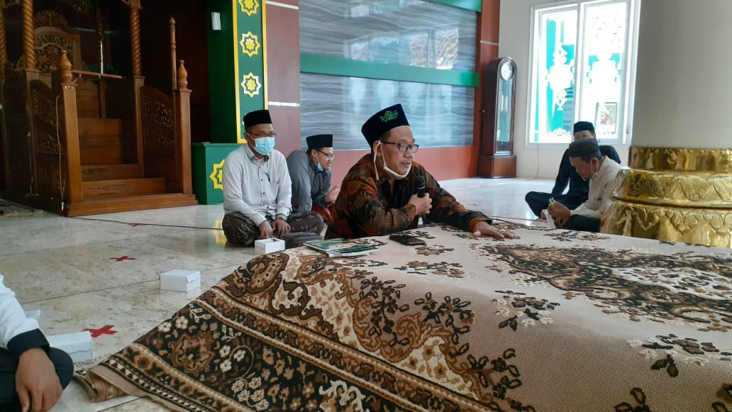 KH.Moh.Sholihan Al-Hafidz saat menyampaikan materi shalat