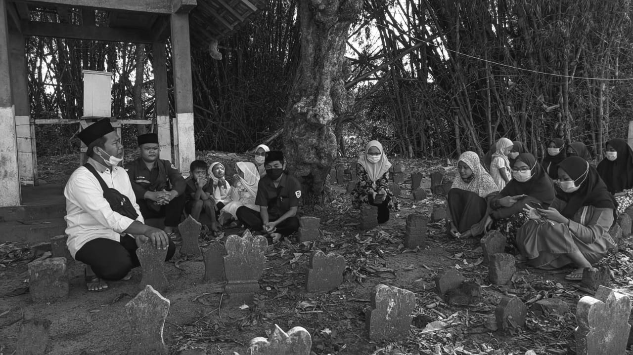 Mengenalkan kegiatan ziarah makam para leluhur sejak usia dini