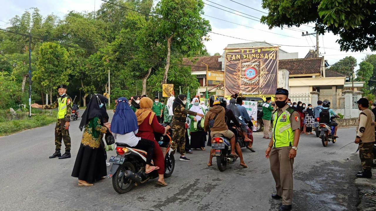 Pembagian takjil di pertigaan jalan desa Tanjungsari -Semanding