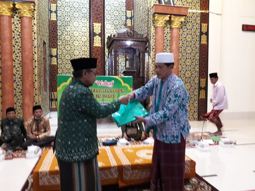 Penyerahan sertifikat dan pelaksanaan ikrar wakaf tanah Masjid Mujahidin