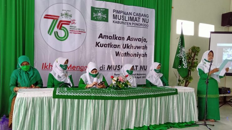 Sambutan tertulis Ketua Umum Muslimat NU dibacakan Sekretaris PC Muslimat NU Ponorogo Hj. Aning Rachmawati