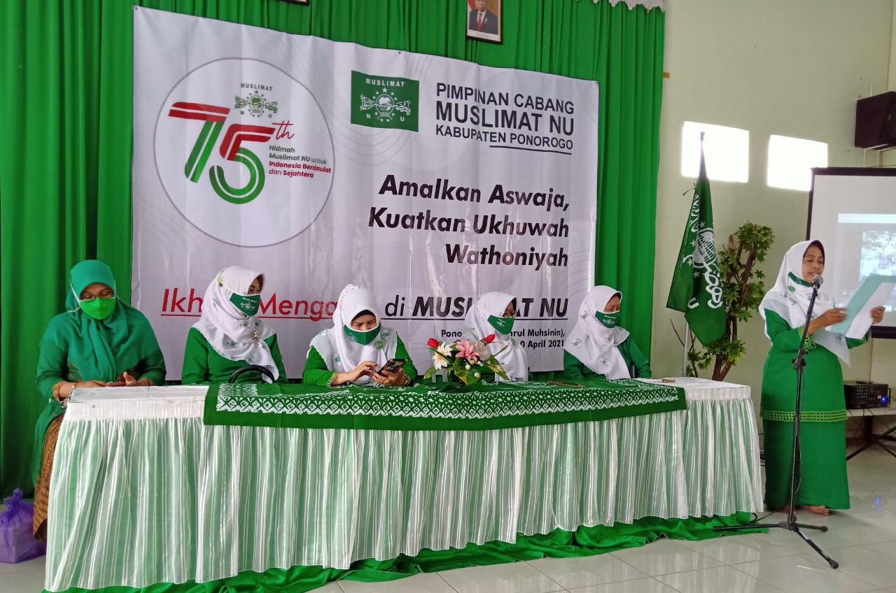 Sambutan tertulis Ketua Umum Muslimat NU dibacakan Sekretaris PC Muslimat NU Ponorogo Hj. Aning Rachmawati