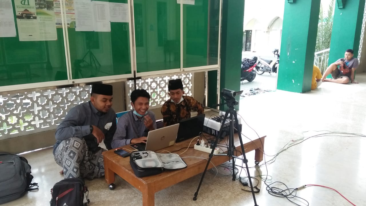 Tim LTNNU saat lakukan live streaming ngaji kitab kuning di masjid NU Ponorogo