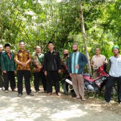 Jajaran MWC NU Ngrayun dan pengurus Forum Alumni PKP NU foto bersama usai pengecekan tanah