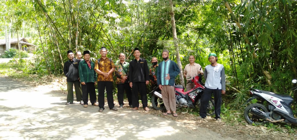 Jajaran MWC NU Ngrayun dan pengurus Forum Alumni PKP NU foto bersama usai pengecekan tanah