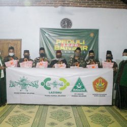 Jajaran Pengurus Cabang Ansor bersama Satkorcab Banser saat memberikan paket sembako di kawasan masjid Tegalsari