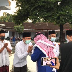 Jajaran pengurus Yayasan Masjid Tegalsari menyambut kedatangan delegasi Maroko dan Bupati Ponorogo beserta rombongan di halaman masjid