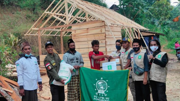 LPBI NU beri bantuan warga desa Wagir Kidul-Pulung kurban rumah kebakaran