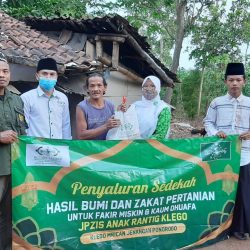 Penyaluran sedekah hasil bumi dan zakat pertanian oleh JPZIS Anak Ranting NU Klego