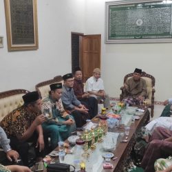 Suasana gayeng silaturahmi pimpinan lembaga PCNU saat di kediaman Sekretaris PCNU Dr H..Luthfi Hadi Aminudin, MAg.