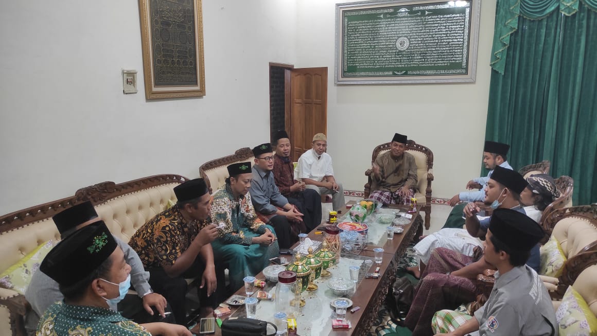 Suasana gayeng silaturahmi pimpinan lembaga PCNU saat di kediaman Sekretaris PCNU Dr H..Luthfi Hadi Aminudin, MAg.