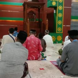 Suasana jamaah masjid NU dengan protokol kesehatan