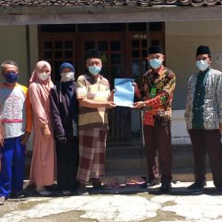 Wakif, PPAIW dan jajaran MWC NU Sawoo berpose bersama usai ikrar wakaf tanah di depan rumah Bambang Margono