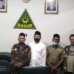 Banser senior Ponorogo Sarmad didampingi Kasatkorcab Banser Ponorogo Sudarsono sesaat setelah mengikuti acara silaturrahmi 87 Banser senior