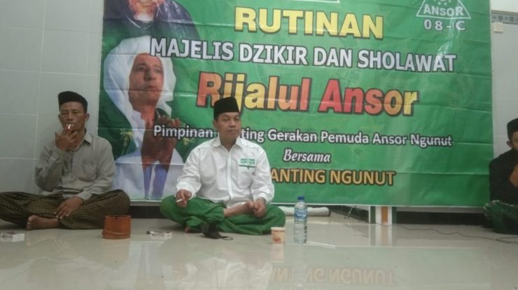 Dr. H. Luthfi Hadi Aminudin, M.Ag Sekretaris PCNU Ponorogo saat menyampaikan tausiyahnya di hadapan jamaah masjid Al-Amanah dan kader GP Ansor Ngunut