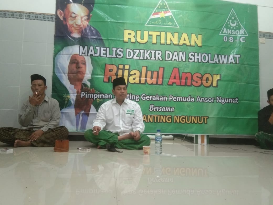 Dr. H. Luthfi Hadi Aminudin, M.Ag Sekretaris PCNU Ponorogo saat menyampaikan tausiyahnya di hadapan jamaah masjid Al-Amanah dan kader GP Ansor Ngunut