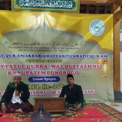 Dua orang hafizh bersemangat mengkhatamkan al-Qur'an di majlis utama, masjid Tegalsari