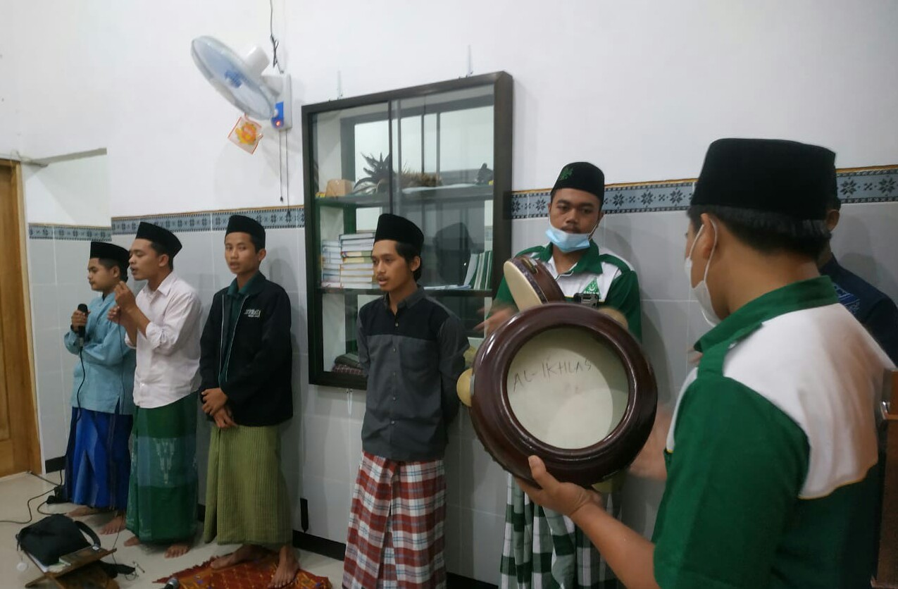 Group Hadrah MDS Rijalul Ansor Ranting Ngunut mengiringi salawat saat mahalul qiyam