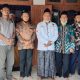 Gus Fahmi dan jajaran Pengurus PCNU serta Ikatan Alumni Pesantren Tebuireng, serta Instruktur Wilayah PKP NU, saat berpose di depan rumah Mbah Sukri