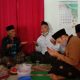 Gus Fahmi dan semua tamu mengamini tatkala Mbah Sukri memanjatkan do'a
