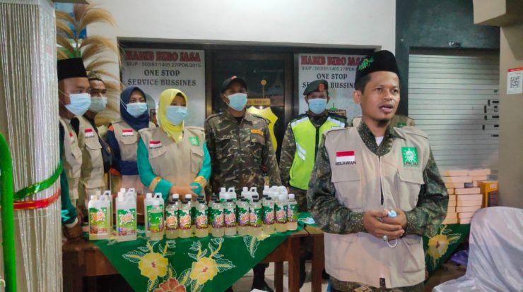 Novi Trihartanto didampingi para relawan LPBI NU mempromosikan sabun lerak cair di stand registrasi peserta turba PWNU Jawa Timur