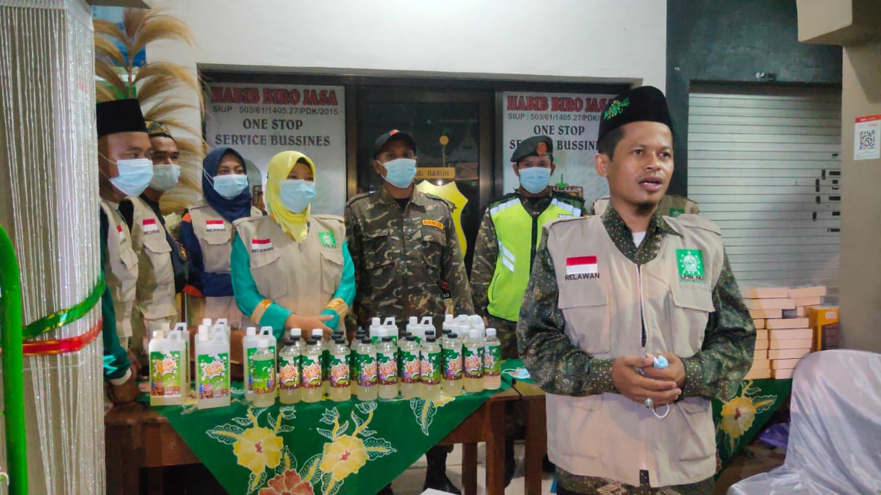 Novi Trihartanto didampingi para relawan LPBI NU mempromosikan sabun lerak cair di stand registrasi peserta turba PWNU Jawa Timur