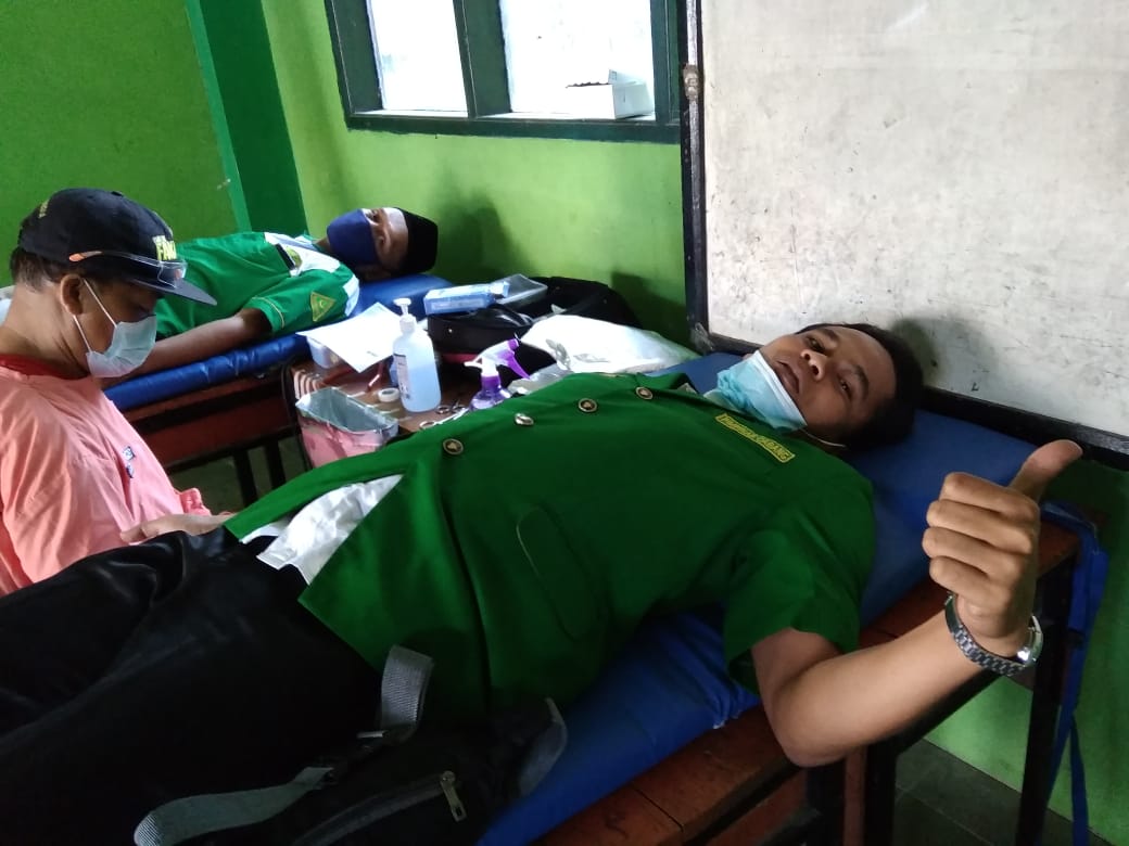 M. Ilham Sekretaris PC GP Ansor bersiap diri menjalani donor darah