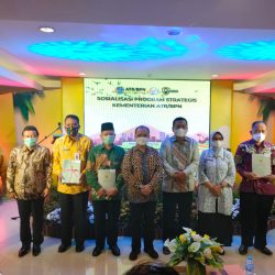 Moh. Irhamni Ketua LWP PCNU Ponorogo (memakai baju batik hijau) menerima sertifikat tanah wakaf secara simbolis dari PBPN.