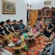 Pengurus JRA Batorokatong tengah serius mengikuti arahan Kompol H. Bahrun Nasikin, MA di kediamannya
