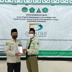 Penyerahan cinderamata kepada pengurus Cabang