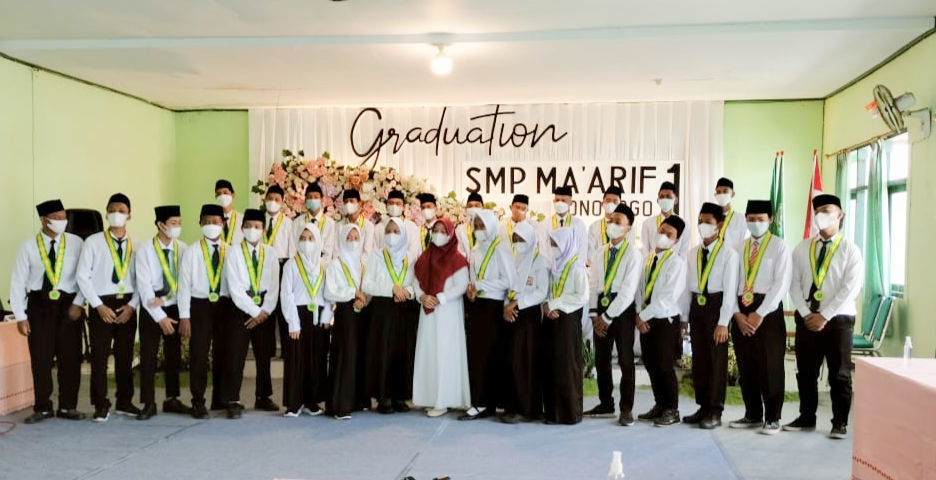 Sebagian wisudawan dan wisudawati memanfaatkan momen terakhir berada di SMP Maarif 1