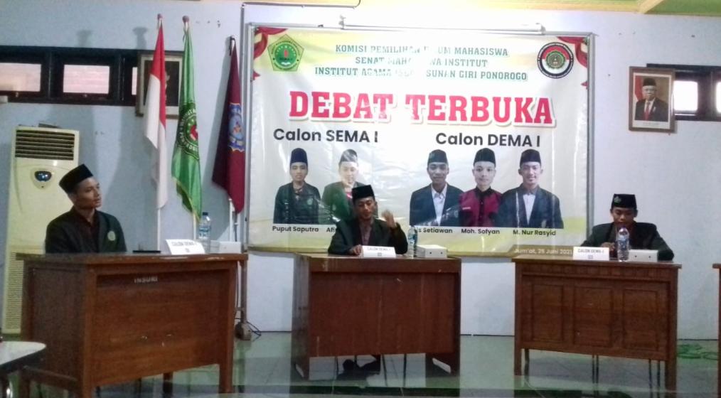 Suasana debat terbuka calon Presiden Mahasiswa IAI Sunan Giri digelar layaknya debat calon Presiden sesungguhnya