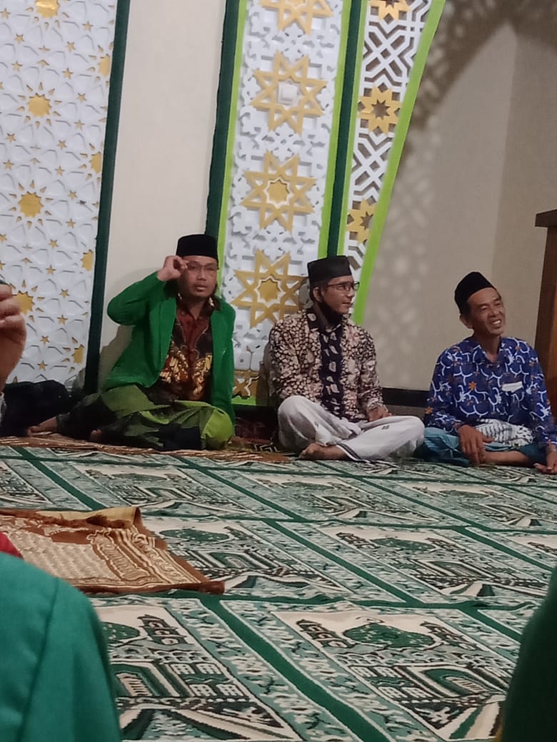 K. Ahmad Syafi'i ramah tamah bersama jajaran PR GP Bekiring setelah menyampaikan tausiyah