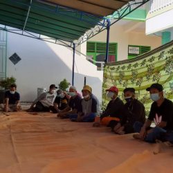Panitia kurban Idul Adha masjid NU sedang melakukan rapat untuk pendataan calon penerima pembagian daging kurban