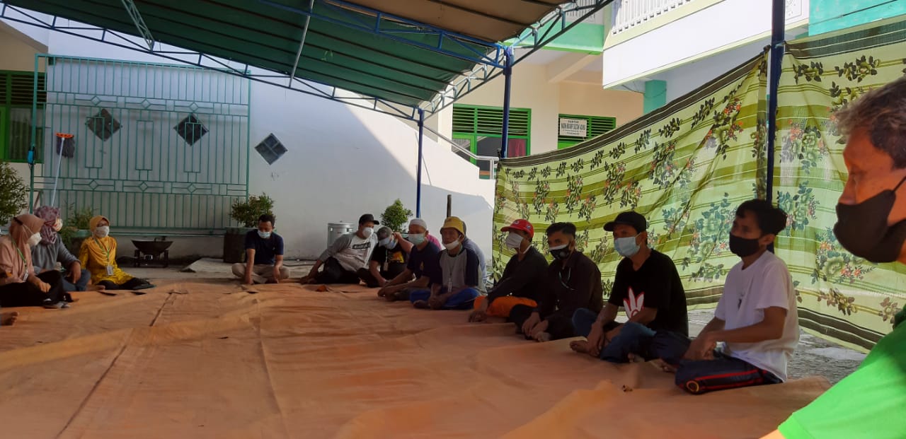 Panitia kurban Idul Adha masjid NU sedang melakukan rapat untuk pendataan calon penerima pembagian daging kurban