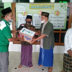 Penyerahan bantuan sembako dari PR GP Ansor Sukosari, Babadan kepada Takmir masjid Daruttaqwa untuk keluarga terpapar Covid-19