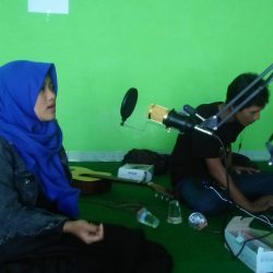 Sesi latihan pentas karya virtual, salah satu peserta tengah mengikuti dubbing di kantor Lazisnu Cabang Ponorogo