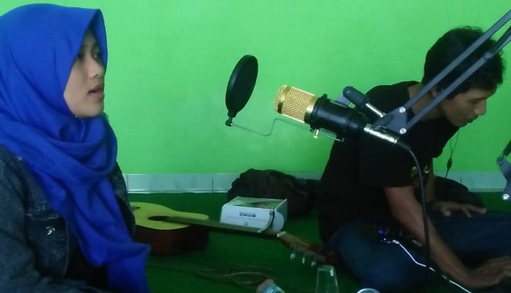 Sesi latihan pentas karya virtual, salah satu peserta tengah mengikuti dubbing di kantor Lazisnu Cabang Ponorogo