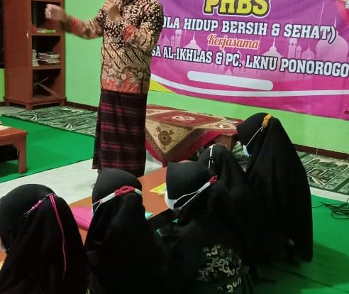 Taufik Azhari Wakil Sekretaris PCNU Ponorogo sekaligus Pembina Pengurus LKSA Al-Ikhlas memberikan pemharahan saat pembukaan sarasehan PHBS