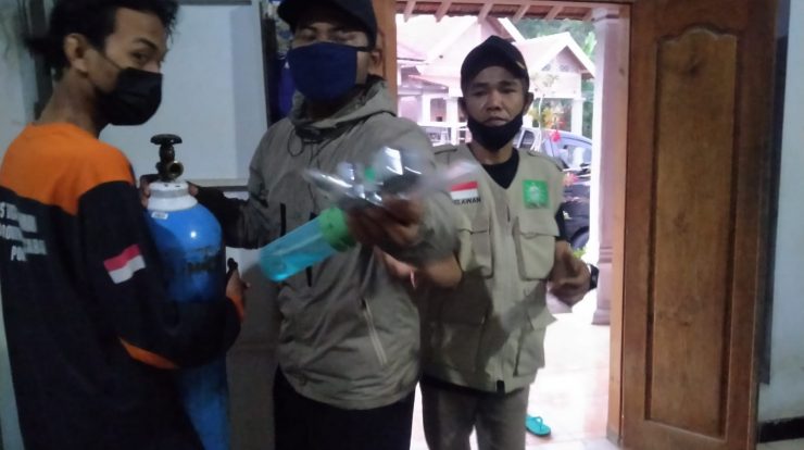 Tim relawan LPBINU Ponorogo saat membantu warga isoman yang mengalami sesak nafas