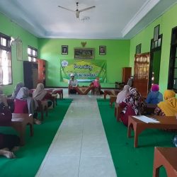 Didik Suluh pembuatan jamu herbal dalam acara Parenting Keluarga dan Anak digelar dengan disiplin prokes yang ketat