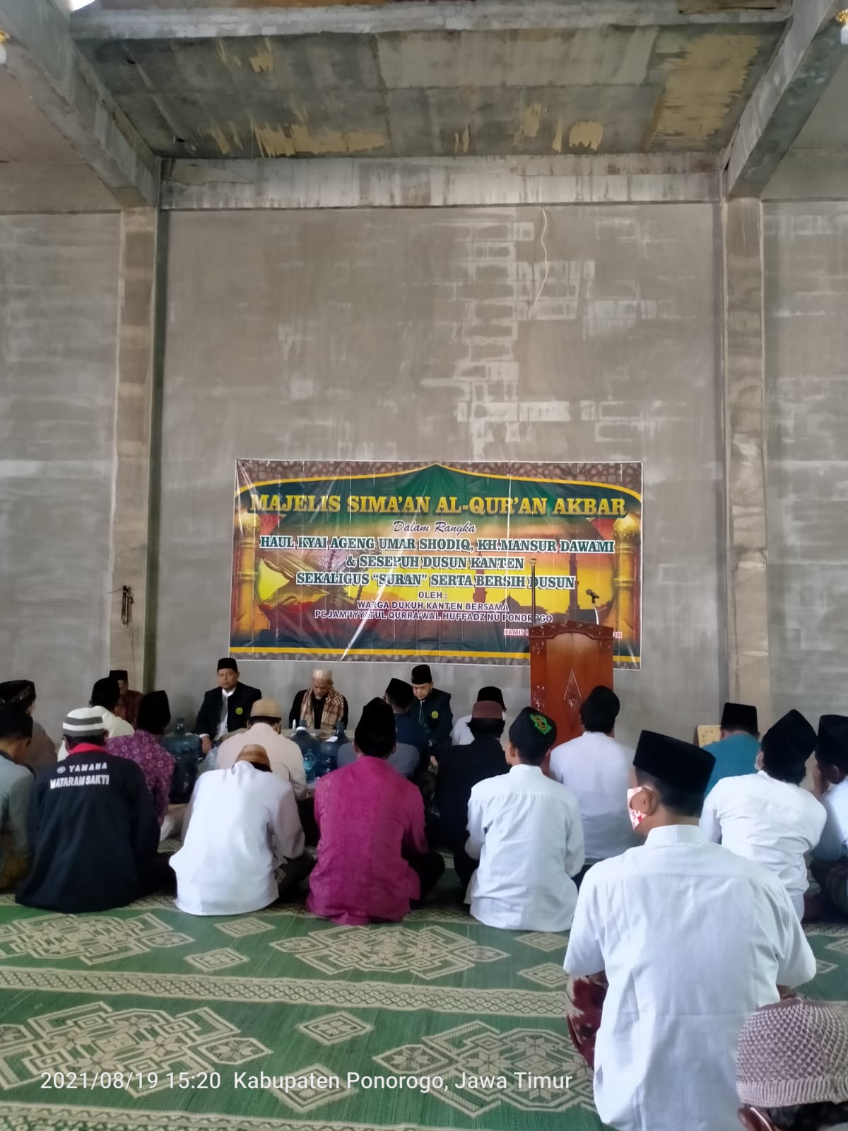 Jama'ah masjid Miftahul Hasanah Kanten (Babadan) mengikuti sima'an Al-Qur'an akbar