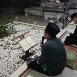 Khotaman Al-Qur'an digelar pengurus PP Thoriqul Huda Cekok (Babadan) di makam para Masyayikh masjid Syuhada dan pendiri pesantren