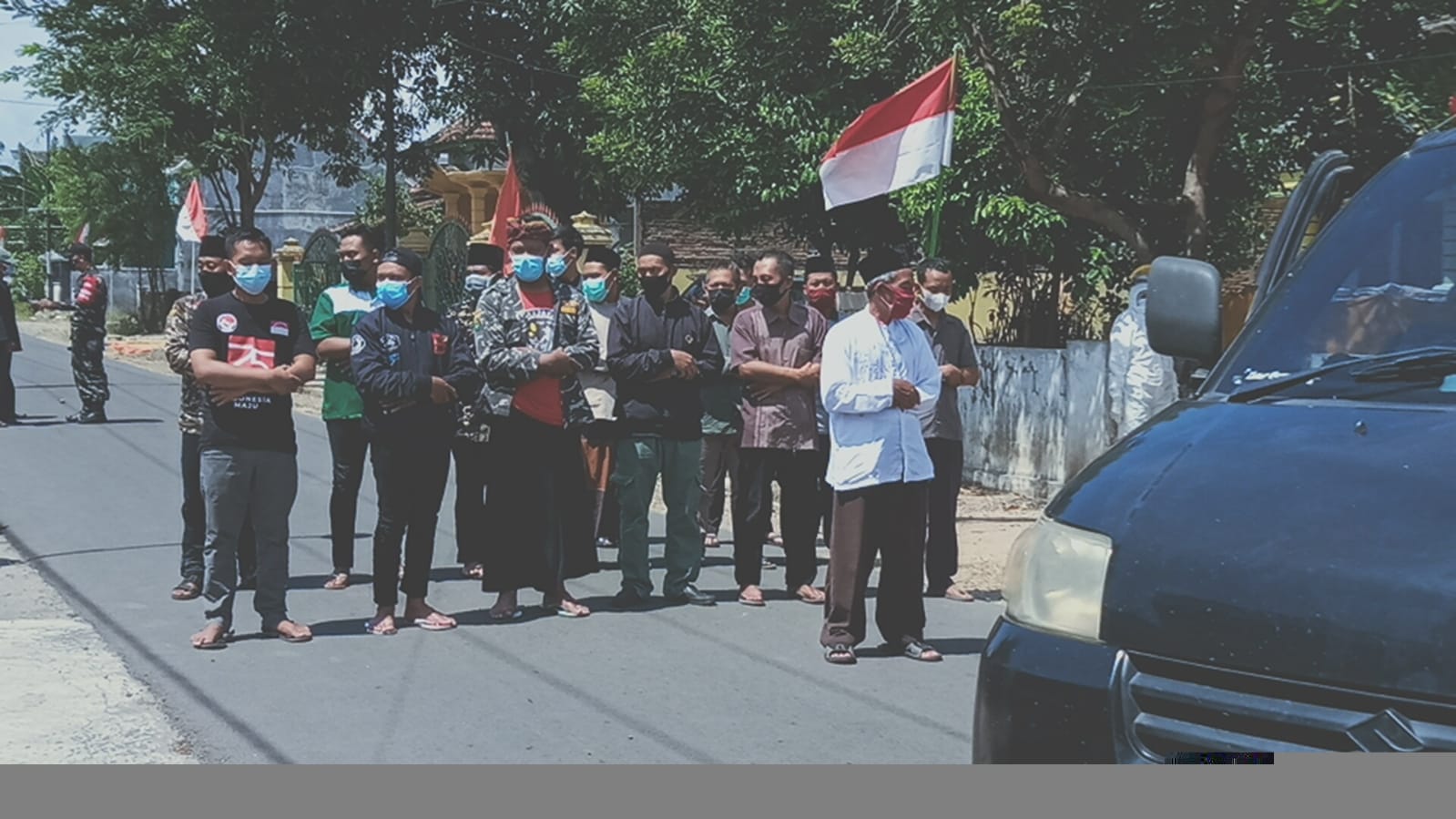 Para aktivis GP Ansor Babadan serta relawan LPBI NU Ponorogo menjadi ma'mum salat jenazah almarhum Mahmudin Asrofi. Tampak anggota Banser mengamankan alur lalu lintas