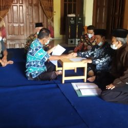 Prosesi ikrar wakaf tanah mbah Senu Kepala Desa Bulu Lor kepada Nadzir Wakaf MWC NU Jambon Ahmad Baihaqi