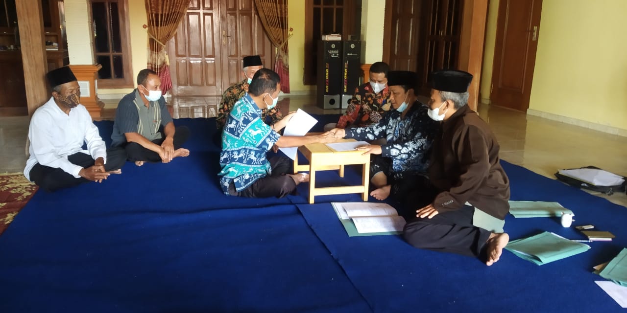 Prosesi ikrar wakaf tanah mbah Senu Kepala Desa Bulu Lor kepada Nadzir Wakaf MWC NU Jambon Ahmad Baihaqi