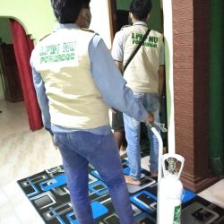 Relawan LPBI NU mengantar tabung oksigen ke rumah salah satu penderita sesak nafas