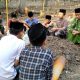 Santri PP Roudlotut Tholibin Carangrejo mengikuti pembacaan tahlil di makam mbah Sukri